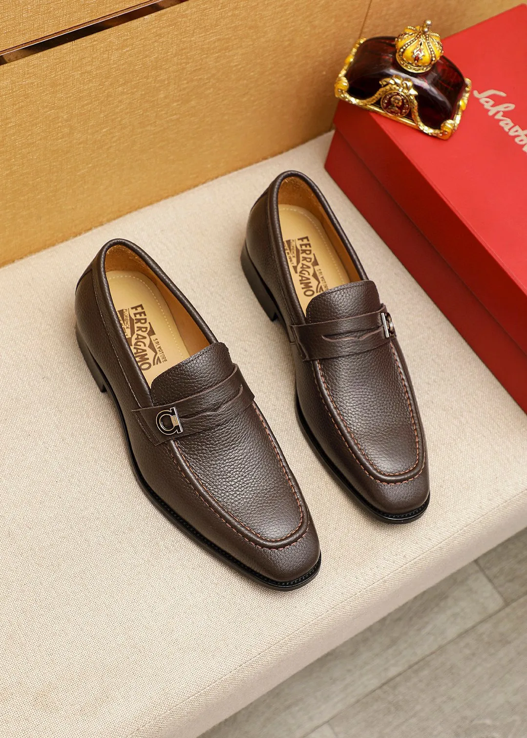 Men's shoes 💰460 💐 Product trademark: Ferragamo "Ferragamo" casual leather shoes Regular size: 38-44 (45.46🉑️customized) Product materials: Selected imported first-layer pebbled cowhide leather upper + luxury hardware buckle, imported water-dyed cowhide leather lining. Strong three-dimensional visual effect, original outsole color: 2⃣️seed leather materials optional